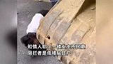 小区加装电梯引邻里纠纷，女子阻止遭强行拖拽，知情人：一楼业主不同意