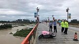 女子骑车上班途中遭出租车撞入江中 警方搜寻3天还未找到人