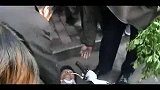 实拍老人故意倒地想讹人众人不敢搀扶