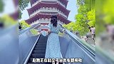 66岁赵雅芝重游雷峰塔，身材婀娜似少女，青蛇首映再现经典桥段