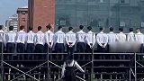 毕业季最浪漫的一幕：女友奔向男友接吻，舍友却嫉妒动手了