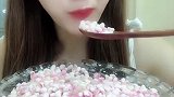 小姐姐吃冰冻石榴籽，网友真会吃