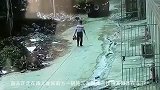 盲人走在路上，谁知前方一辆施工车辆倒车，直接将其碾压在车下