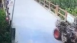 手扶拖拉机不受控制，朝着女孩开过去了