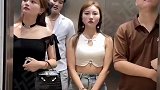 男子在电梯里面耍流氓，还不承认，没想到电梯里都是一家人！