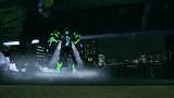 黑夜中出现一个巨大的时空机，未来假面骑士从里面走了出来