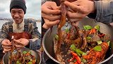 渔民大哥直播吃乱炖海鲜，暴打刚出锅的八爪鱼，太奇葩了！