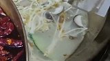 饭店就餐刚端上桌的火锅锅沿进行擦拭一圈后，惊呼：我的天啊！