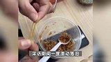 家长晒配餐里吃出橡皮筋，负责人：不可避免，是同行“异物最少的”