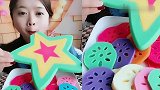 美女直播吃彩色巧克力五角星，一口咬下去真过瘾，是我向往的生活