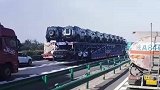 世界最长的挂车出现在中国高速公路