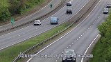 骡子非得撞向火车，主人拉都拉不住！镜头记录搞笑画面