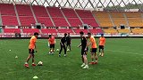 鲁能踩场李霄鹏亲自陪练 与队员“耍赖”拒绝进圈