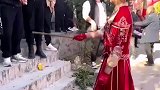 新娘挡在门前拿棍霸气护夫，不让他们去闹新郎！