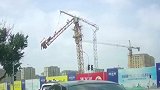 大连一工地塔吊突然倒塌:砸下瞬间路人狂奔逃生