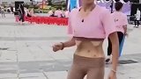 美女练习瑜伽走火入魔了，身体已经吃不消了，但还是不肯放弃