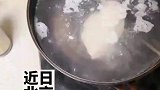 主人一边吐槽一边给狗做饭