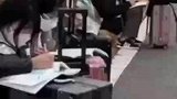 外地返乡学生路遇大雾高速封闭，在路边寒风中听网课学习