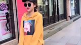 好酷的小姐姐，身穿黄色卫衣搭配运动裤，时尚洋气