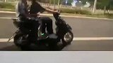 女生骑车玩翘头，结果重摔同伴起不来