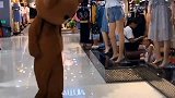 网红熊这妹撩的，背后的小丫头都笑了！