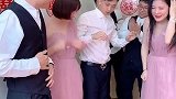 伴郎太有福气了，和这么漂亮的伴娘一起挤气球