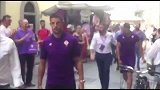 米拉拉斯皮亚察抵达佛罗伦萨总部 紫百合球迷夹道欢迎