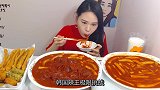 韩国辣王极限挑战，海鲜拌上4斤辣椒，光看大叔吃都能被辣的冒汗