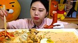 韩国美女挑战美味海鲜大香肠，忘不掉的美味还想要