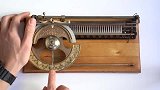 1886年的古董打字机，感受一下什么叫机械质感