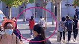 章子怡一家外出游玩被偶遇 逛私人社区身份厉害了
