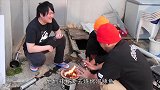 日本三人帮烤河豚，下一秒急速膨胀，网友吃之前先叫救护车