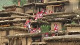 大妈们在房顶“飞檐走壁”，烤肉喝酒，唱歌宴请宾客！