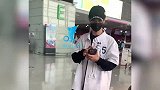 黄晓明现身机场险些迷路，打扮嘻哈却难掩疲惫，身材暴瘦似麻杆