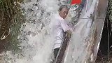 这真是冷冷的冰鱼，在脸上胡乱的拍