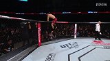 UFC-17年-格斗之夜122：李景亮拥抱家人庆祝获胜-花絮