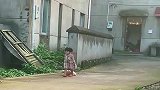 闺女来姥姥家第二天，就成了村里小霸王，颇有妈妈小时候的风范