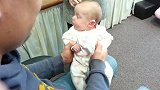 先天失聪的宝宝带上人工耳蜗，第一次听到声音，一脸懵的看着爸爸