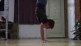 5岁男孩练就八块腹肌，被称为校园小霸王，网友称惹不起