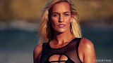 《体育画报》金发超级美胸战士 黑色蕾丝比基尼海滩边尽显野性