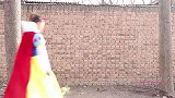 校园剧：小楠穿老师买的公主裙，玩白雪公主和小矮人的故事，真逗