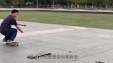滑板小哥模拟医生救人，滑板成了担架，别说还真有模有样