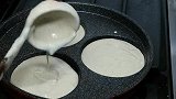 韩国小店，荞麦煎饼制作的甜品汉堡，冰淇淋挺好吃