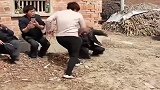 大叔正在吃面条，不料大妈突然到场，打得他措手不及！