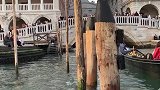 在威尼斯坐贡多拉经过叹息桥
