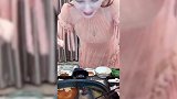 女星直播时手机掉进火锅里 用筷子捞手机现场超搞笑