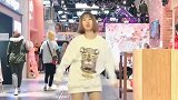 元气姑娘商场跳舞，舞姿尽显活泼，偷偷看了两遍！