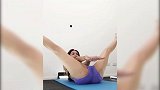 满屏大长腿！小姐姐示范超棒核心燃脂动作 男友视角绝佳位置学习