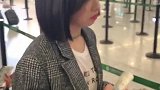 宋茜，都这么牛，为了躲避镜头装作看手机，进去了连个招呼都不打