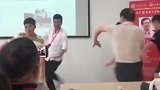 师生一起唱民歌，这课堂氛围也太好了